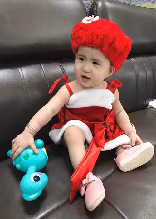 Con gái của Thiên An đốn tim cư dân mạng trong trang phục đậm chất Giáng sinh. Ảnh: FB Thiên An Daily Report