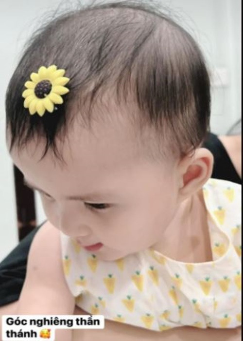 Thiên An khoe góc nghiêng của bé Sol. Có thể thấy, cô nhóc sở hữu chiếc mũi khá cao. Ảnh: Saostar