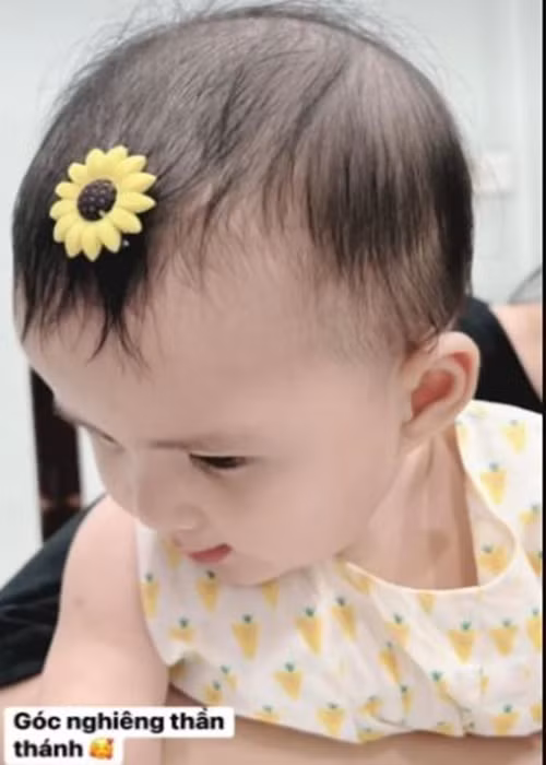 Thiên An khoe góc nghiêng của bé Sol. Có thể thấy, cô nhóc sở hữu chiếc mũi khá cao. Ảnh: Saostar