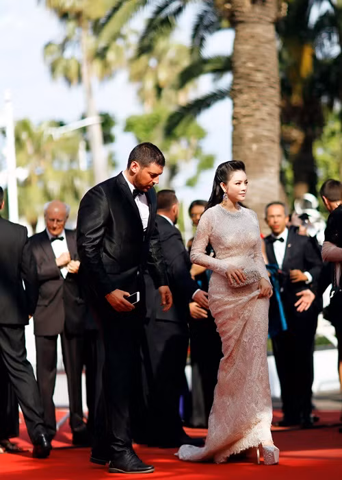 Ở mùa gần nhất, Lý Nhã Kỳ hé lộ toàn bộ trang phục diện lên thảm đỏ LHP Cannes đều là sáng tạo của các nhà thiết kế trong nước, nhiều bộ cánh được lấy cảm hứng từ những hình ảnh, trang phục truyền thống Việt Nam.