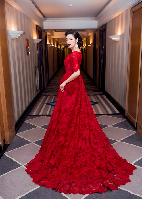 Cô từng bày tỏ: "Tôi thấy mình không thể ích kỷ váy áo vui vẻ bên đó mà không chia sẻ với những khó khăn trong nước. Tôi nghĩ không đi được Cannes năm nay thì sẽ đi năm sau và đi với tâm thế vui hơn. Lúc này, tôi chỉ mong đất nước, người dân Việt Nam có thể vượt qua khó khăn và sớm quay lại cuộc sống bình thường”.