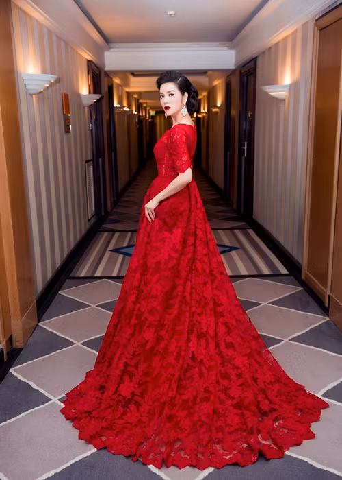 Cô từng bày tỏ: "Tôi thấy mình không thể ích kỷ váy áo vui vẻ bên đó mà không chia sẻ với những khó khăn trong nước. Tôi nghĩ không đi được Cannes năm nay thì sẽ đi năm sau và đi với tâm thế vui hơn. Lúc này, tôi chỉ mong đất nước, người dân Việt Nam có thể vượt qua khó khăn và sớm quay lại cuộc sống bình thường”.