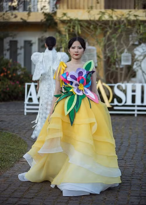 Khoảng thời gian tăng cân mất kiểm soát, Nam Em không ít lần tham gia trình diễn thời trang. Ảnh: Sức khỏe và đời sống