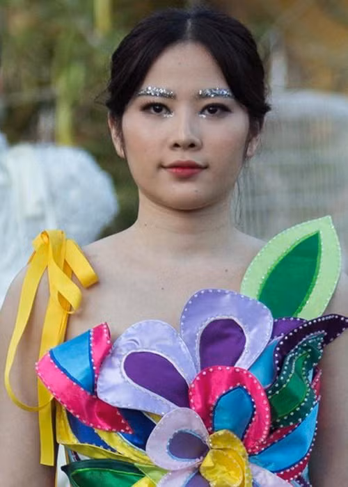 Người đẹp diện váy hoa catwalk trong một show diễn vào tháng 12/2018. Ảnh: Sức khỏe và đời sống