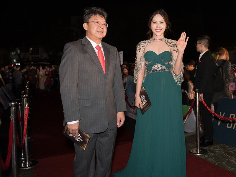 Hoa khôi Nam Em cho biết, 4 năm trước, cô hơn 20kg, do hậu quả của chứng trầm cảm, tác dụng phụ của thuốc. Sau đó, Nam Em nỗ lực để giảm cân rất nhiều, đến nỗi không còn sức khỏe để lấy hơi hát. Theo Nam Em, cô không có được hình thể như mong ước do là một người dễ tích nước, dễ phù nề, do tác dụng phụ của thuốc, hậu di chứng trầm cảm, COVID-19. Vì sức khỏe của bản thân, Nam Em sẽ không sẽ o ép bản thân giảm cân tiêu cực. Người đẹp hứa cải thiện sức khỏe của mình để tiếp tục tham gia cuộc thi. Ảnh: NVCC