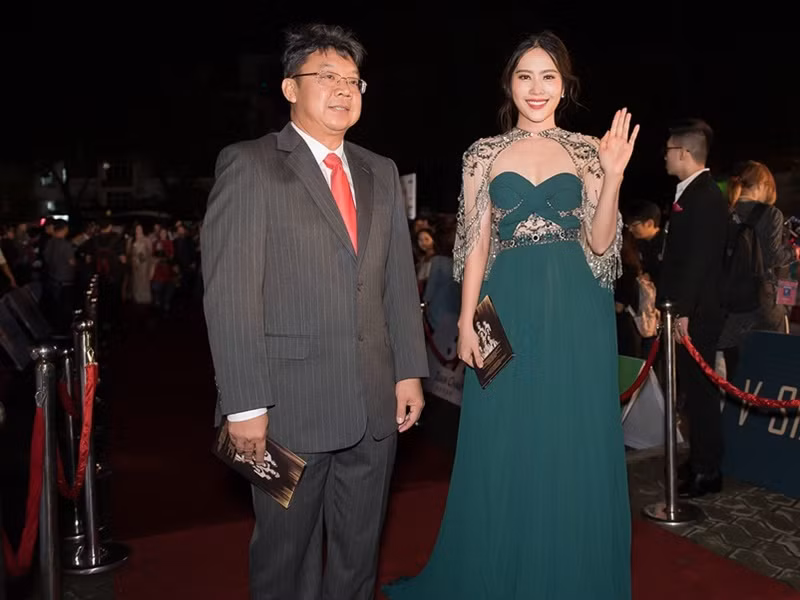 Hoa khôi Nam Em cho biết, 4 năm trước, cô hơn 20kg, do hậu quả của chứng trầm cảm, tác dụng phụ của thuốc. Sau đó, Nam Em nỗ lực để giảm cân rất nhiều, đến nỗi không còn sức khỏe để lấy hơi hát. Theo Nam Em, cô không có được hình thể như mong ước do là một người dễ tích nước, dễ phù nề, do tác dụng phụ của thuốc, hậu di chứng trầm cảm, COVID-19. Vì sức khỏe của bản thân, Nam Em sẽ không sẽ o ép bản thân giảm cân tiêu cực. Người đẹp hứa cải thiện sức khỏe của mình để tiếp tục tham gia cuộc thi. Ảnh: NVCC