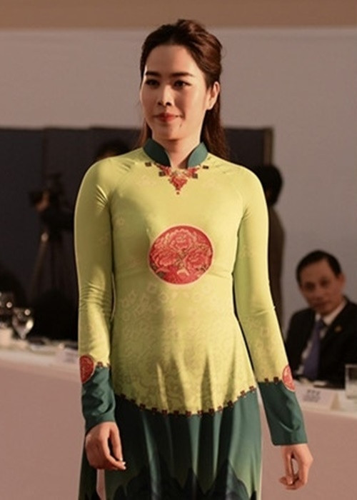 Nam Em trông tròn trịa khi trình diễn áo dài trong tháng 12/2018. Ảnh: Bestie