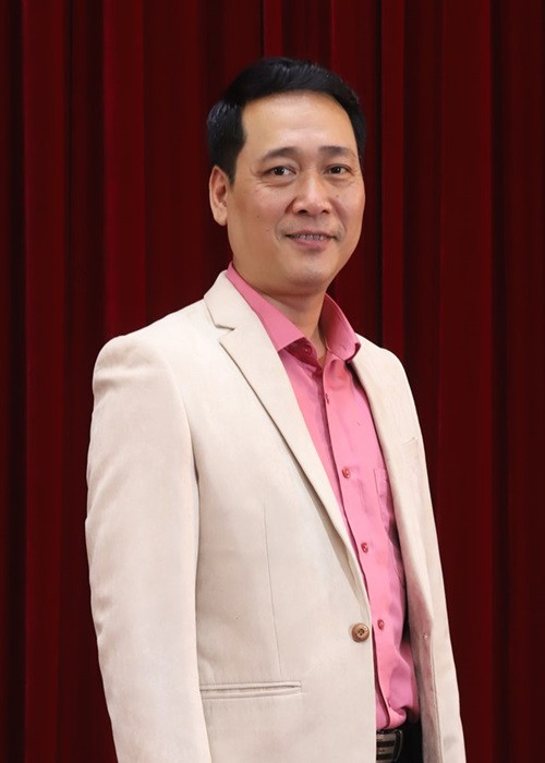 Chồng màn ảnh của Đan Lê chia sẻ, anh và vợ rất tôn trọng nhau về đời tư nên không chia sẻ hình ảnh trên mạng xã hội. Tâm sự về phản ứng của vợ trước những cảnh tình cảm, nghệ sĩ Minh Hiếu cho hay: "Ngày trước khi đóng nhiều phim truyền hình cô ấy tủi thân nhiều hơn. Khi tôi có cảnh quay tình cảm, cô ấy buồn bực và đòi lần sau phải xem trước kịch bản”. Ảnh: Đại đoàn kết