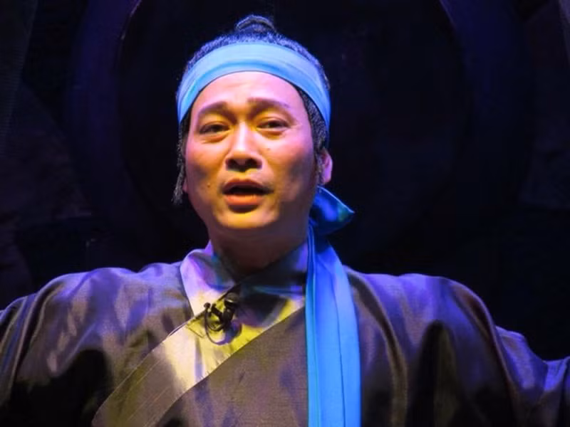 Nghệ sĩ Minh Hiếu từng chia sẻ, anh thường đóng những dạng vai "liêm chính" quá nên đất diễn nhiều khi bị bó hẹp. "Cũng lâu rồi tôi từ chối nhiều lời mời của đạo diễn phim truyền hình. Tôi muốn toàn tâm toàn ý cho sân khấu kịch. Bởi để trở thành người làm sân khấu giỏi không hề đơn giản", anh nói. Ảnh: Tiền Phong