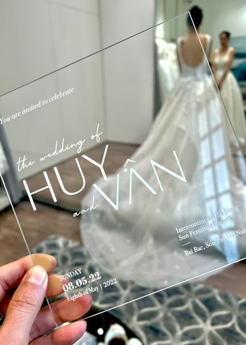 Jun Phạm cũng chia sẻ khoảnh khắc Ngô Thanh Vân trong chiếc váy cưới trắng hở lưng gợi cảm.