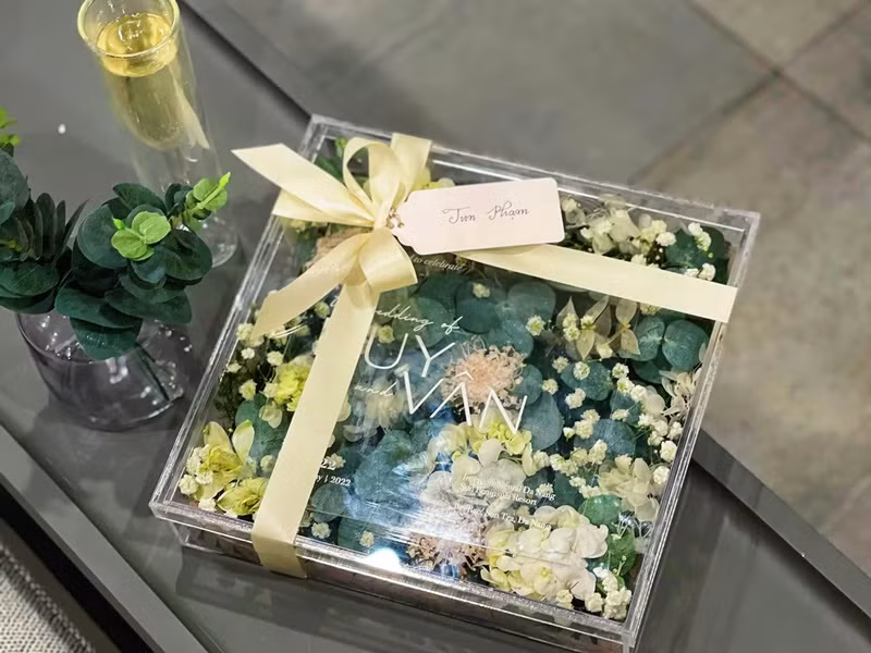 Mới đây, trên trang cá nhân, Jun Phạm hào hứng chia sẻ hình ảnh thiệp cưới của Ngô Thanh Vân - Huy Trần. Tấm thiệp trong suốt, in chữ màu trắng đặt trong một hộp hình vuông với đầy hoa bên trong.