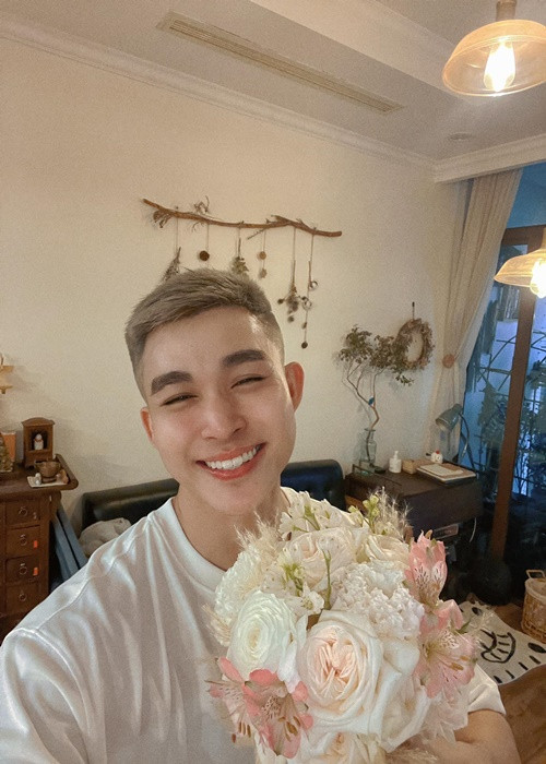 Sau khi được cầu hôn, Ngô Thanh Vân gửi hoa và thiệp cảm ơn đến Jun Phạm.