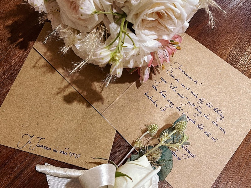 Trong thiệp, Ngô Thanh Vân viết: “Cảm ơn em vì năm nay đã không ngại "chai mặt" giật bông cho chị ba nha, chị ba hôm nay đã có người hốt rồi nè".