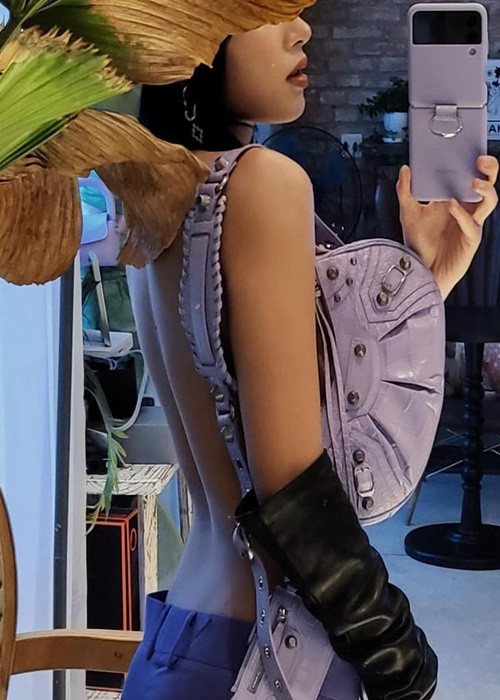 Vóc dáng quyến rũ của tình tin đồn Binz thiêu đốt ánh nhìn. Ảnh: FBNV