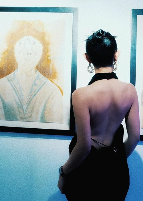 Châu Bùi phô diễn lưng trần gợi cảm. Ảnh: FBNV