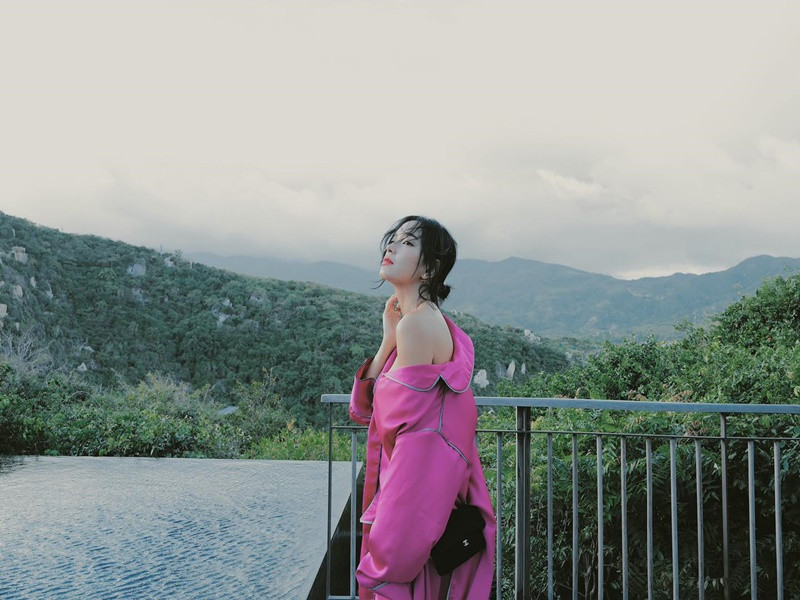 Bạn gái tin đồn của Binz sở hữu gương mặt đẹp lạ, "không góc chết" cùng vóc dáng thon gọn. Ảnh: FBNV