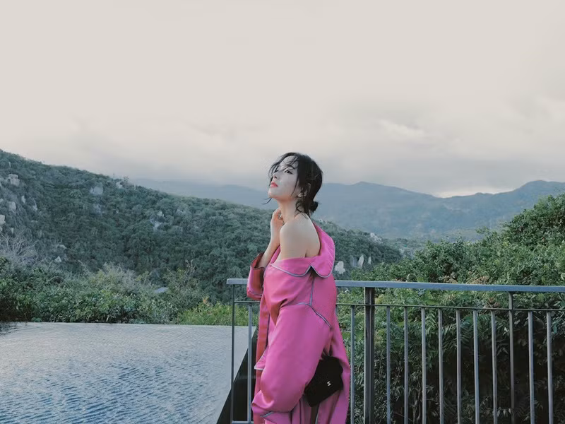 Bạn gái tin đồn của Binz sở hữu gương mặt đẹp lạ, "không góc chết" cùng vóc dáng thon gọn. Ảnh: FBNV