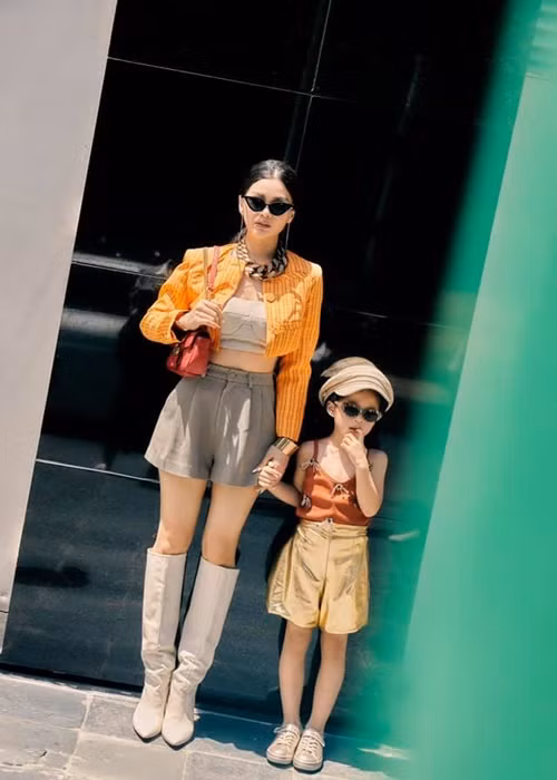 Ngay từ khi còn rất nhỏ, bé Julia đã rất thích được làm những việc nhà như nấu ăn, rửa chén.