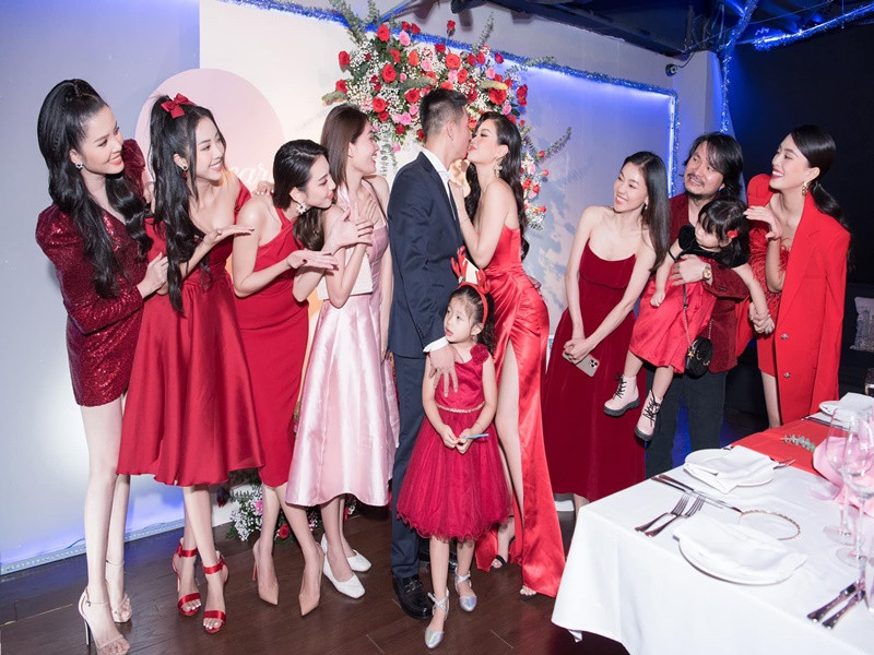 Diễm Trang chia sẻ, ông xã của của cô là một người chu đáo, luôn quan tâm, lo lắng cho vợ con.