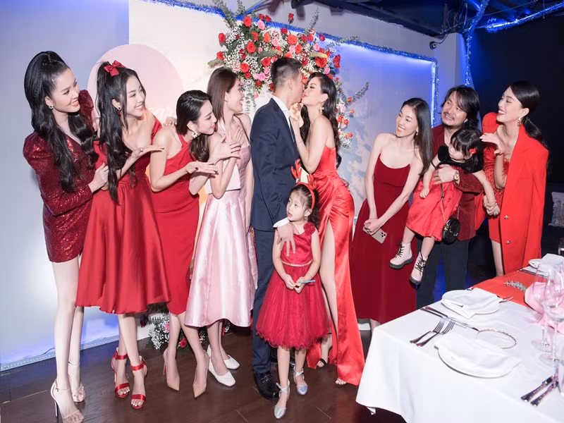 Diễm Trang chia sẻ, ông xã của của cô là một người chu đáo, luôn quan tâm, lo lắng cho vợ con.