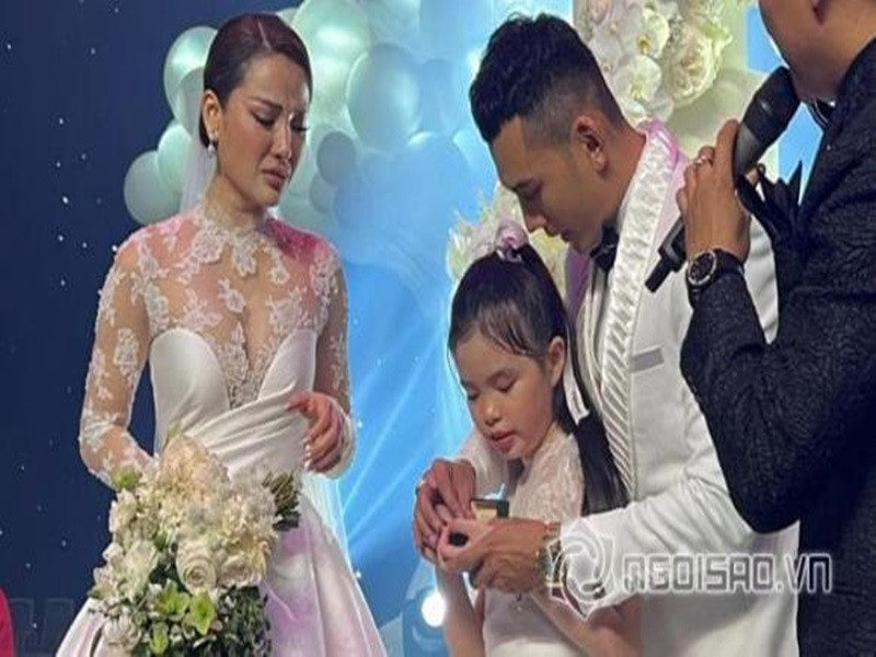 MC đám cưới cho biết đây là lần đầu tiên Phương Trinh muốn giới thiệu với mọi người con gái, con gái chính là tình yêu và động lực của cô. Ảnh: Công lý và xã hội