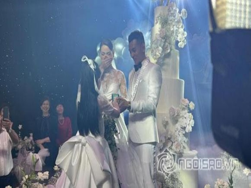 Phương Trinh bật khóc khi bé Nam Phương mang nhẫn cưới đưa cho mẹ và cha dượng. Ảnh: Công lý và xã hội