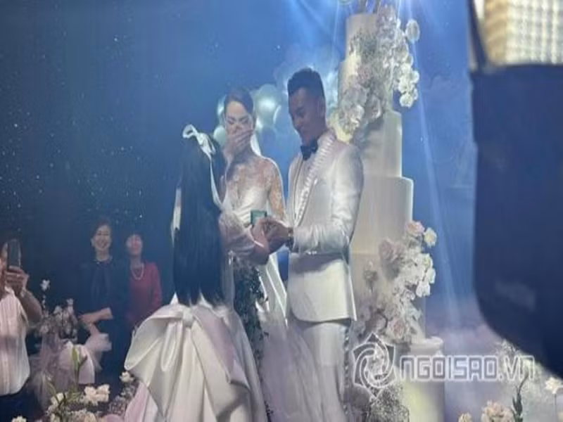 Phương Trinh bật khóc khi bé Nam Phương mang nhẫn cưới đưa cho mẹ và cha dượng. Ảnh: Công lý và xã hội