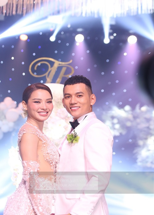 Trong tiệc cưới, Phương Trinh diện chiếc váy vô cùng gợi cảm. Ảnh: Yan