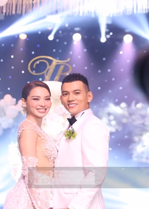 Trong tiệc cưới, Phương Trinh diện chiếc váy vô cùng gợi cảm. Ảnh: Yan