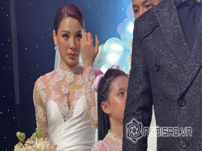 Phương Trinh tỏ ra rất xúc động khi con gái có mặt trong đám cưới. Ảnh: Công lý và xã hội