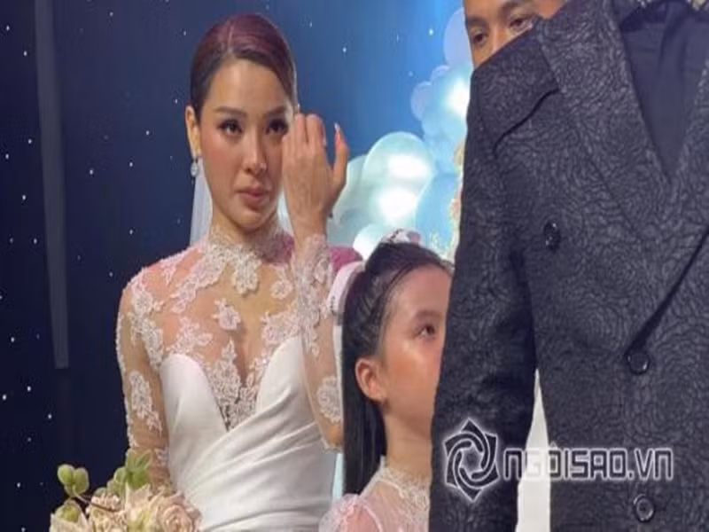 Phương Trinh tỏ ra rất xúc động khi con gái có mặt trong đám cưới. Ảnh: Công lý và xã hội