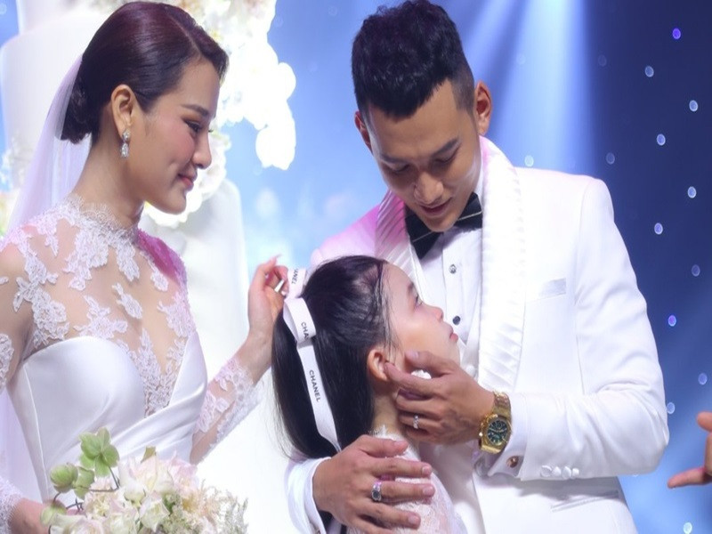 Nhóc tì nhà Phương Trinh rất thân thiết với Lý Bình. Ảnh: Saostar