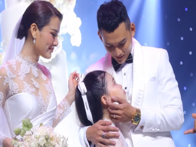 Nhóc tì nhà Phương Trinh rất thân thiết với Lý Bình. Ảnh: Saostar