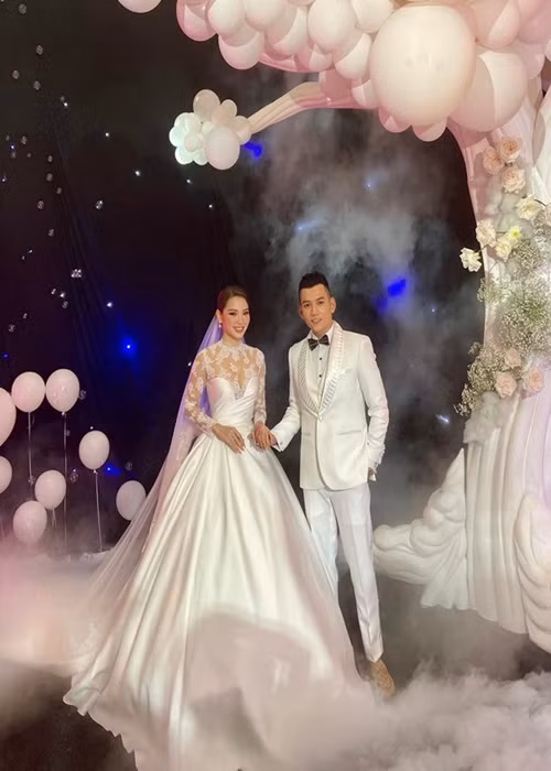 Phương Trinh từng vướng tin đồn bí mật sinh con. Đối mặt với nghi vấn này, cô từng cho biết: "Ngoài chuyện đồn tôi có con, người ta còn đồn nhiều chuyện động trời hơn nữa cơ. Tôi quá bận rộn với công việc của mình nên không rảnh đến việc đính chính". Ảnh: Sức khỏe và đời sống