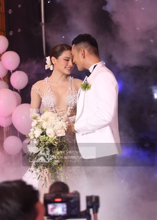 Phương Trinh tìm được bến đỗ bên Lý Bình. Cặp đôi đã đăng ký kết hôn vào tháng 1/2022. Ảnh: Yan