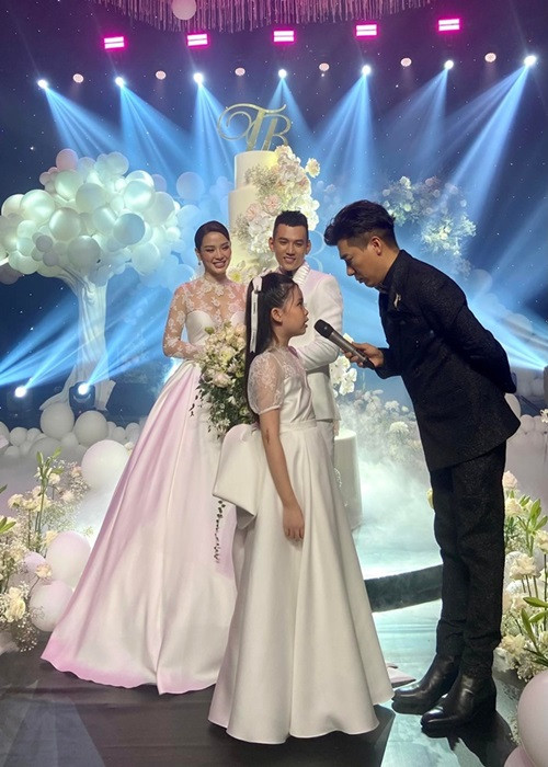 Tối ngày 25/4, Phương Trinh Jolie - Lý Bình tổ chức tiệc cưới. Đáng chú ý, con gái riêng của Phương Trinh lần đầu lộ diện. Theo Saostar, con gái của Phương Trinh tên là Nam Phương, năm nay tròn 9 tuổi. Bé gọi Lý Bình là "ba Bình". Ảnh: Sức khỏe và đời sống