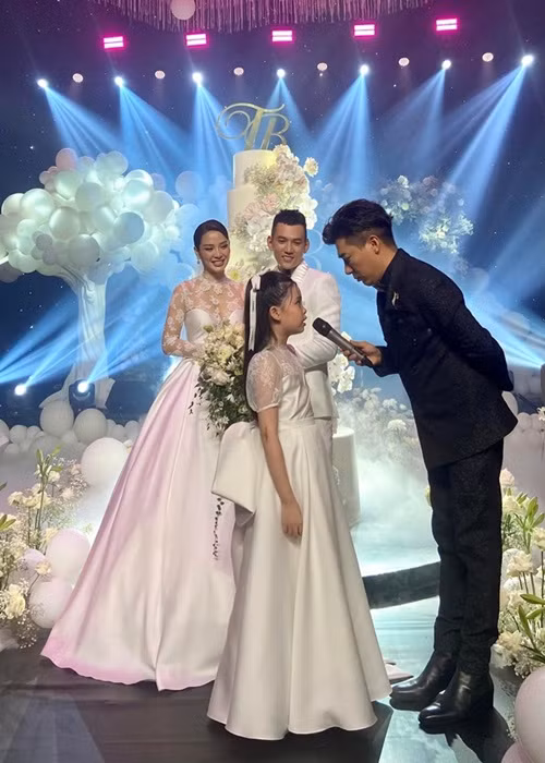 Tối ngày 25/4, Phương Trinh Jolie - Lý Bình tổ chức tiệc cưới. Đáng chú ý, con gái riêng của Phương Trinh lần đầu lộ diện. Theo Saostar, con gái của Phương Trinh tên là Nam Phương, năm nay tròn 9 tuổi. Bé gọi Lý Bình là "ba Bình". Ảnh: Sức khỏe và đời sống