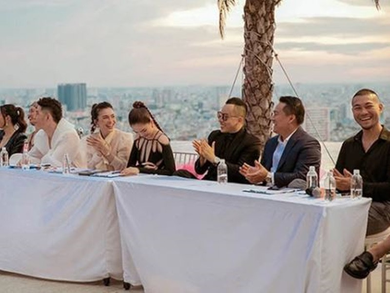 Sau khi ly hôn, Doãn Tuấn gần như ở ẩn. Lần xuất hiện hiếm hoi của anh là khi đi chấm thi người mẫu cho một dự án của Vũ Khắc Tiệp. Ảnh: Nhịp sống Việt