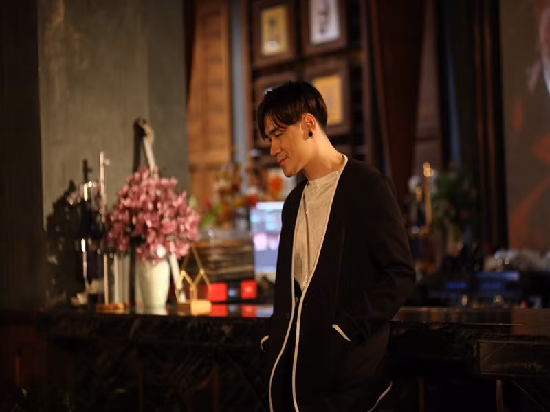 Chia sẻ trên Vietnamnet, nam ca sĩ hé lộ, anh gặp người yêu tại một sự kiện. "Tôi vẫn nhớ sự nhiệt tình của cô ấy khi nghe tôi hát nhưng khi đề nghị chụp hình cùng cô ấy lạnh lùng từ chối. Dù lần đó chúng tôi không xin thông tin liên lạc của nhau nhưng lần sau gặp lại đã khiến tôi ngỏ lời trước cô ấy”, Khánh Phương nói. Ảnh: FBNV