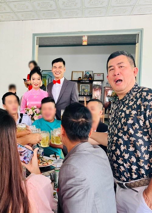 Trịnh Minh Dũng nói: "Cách đây một tháng, Tiết Cương có biểu hiện bất thường, biệt tăm biệt tích, gọi điện không bắt máy. Chỉ thấy Tiết Cương đi hoài, xuống miền Tây rồi quay Youtube đăng lên. Dạo gần đây, Tiết Cương có nhiều điểm lạ lắm. Lúc trước, Tiết Cương ăn mặc rất xuề xòa, để râu xồm xoàm, nhìn rất già và cũ kỹ. Nhưng gần đây, Tiết Cương bắt đầu ăn mặc, đầu tóc chỉn chu, gọn gàng hơn". Ảnh: FB Nhật Cường