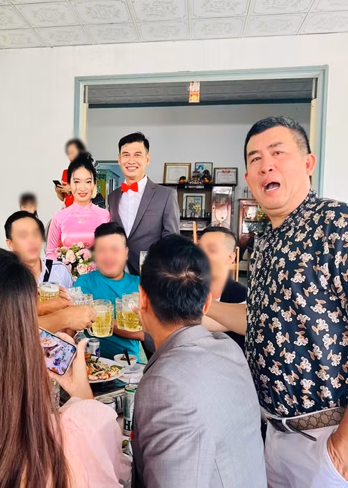 Trịnh Minh Dũng nói: "Cách đây một tháng, Tiết Cương có biểu hiện bất thường, biệt tăm biệt tích, gọi điện không bắt máy. Chỉ thấy Tiết Cương đi hoài, xuống miền Tây rồi quay Youtube đăng lên. Dạo gần đây, Tiết Cương có nhiều điểm lạ lắm. Lúc trước, Tiết Cương ăn mặc rất xuề xòa, để râu xồm xoàm, nhìn rất già và cũ kỹ. Nhưng gần đây, Tiết Cương bắt đầu ăn mặc, đầu tóc chỉn chu, gọn gàng hơn". Ảnh: FB Nhật Cường