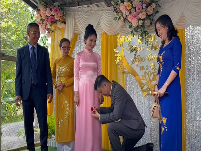 Theo Nhật Cường, Tiết Cương không giới thiệu tuổi cũng như nghề nghiệp Ngọc Thưởng. Tuy nhiên, theo Vnexpress, Ngọc Thưởng năm nay 23 tuổi. Ảnh: Zing