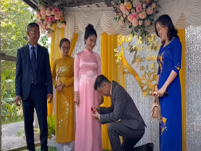 Theo Nhật Cường, Tiết Cương không giới thiệu tuổi cũng như nghề nghiệp Ngọc Thưởng. Tuy nhiên, theo Vnexpress, Ngọc Thưởng năm nay 23 tuổi. Ảnh: Zing