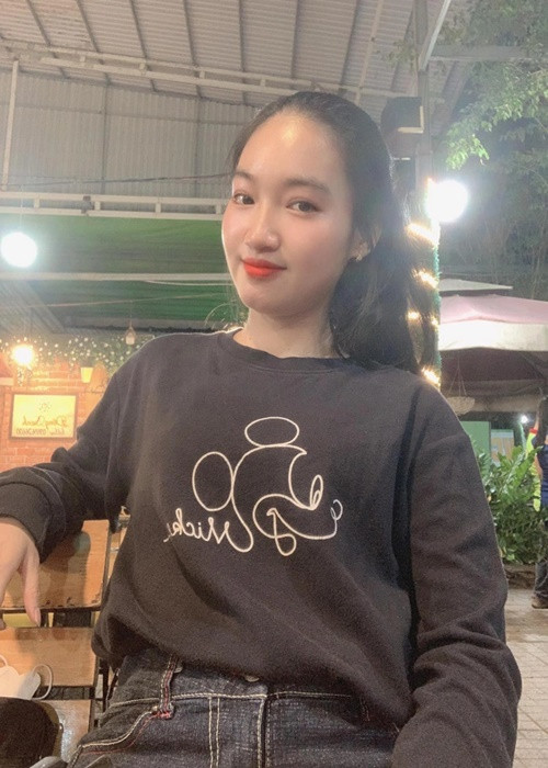 Cô giản dị với áo phông, quần jean. Ảnh: Yan