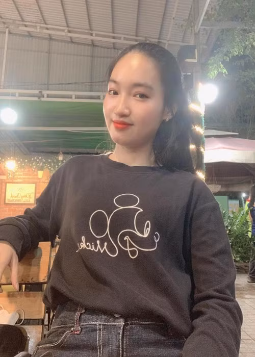 Cô giản dị với áo phông, quần jean. Ảnh: Yan