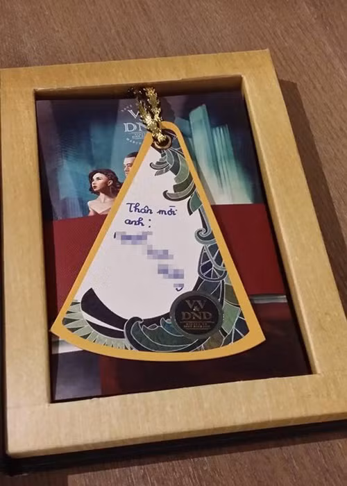 Cô dâu, chú rể còn nắn nót ghi tên người được mời đến dự đám cưới trong tấm thiệp hình quả chuông. Ảnh: Yan