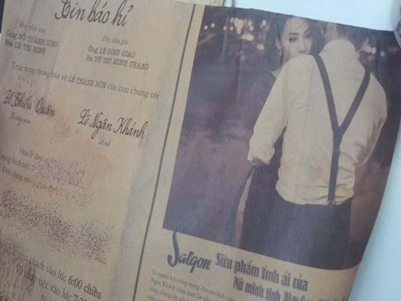 Ngân Khánh và nghĩ ra ý tưởng thiết kế thiệp cưới giống như một nhật báo cũ những năm 50. Ảnh: Zing