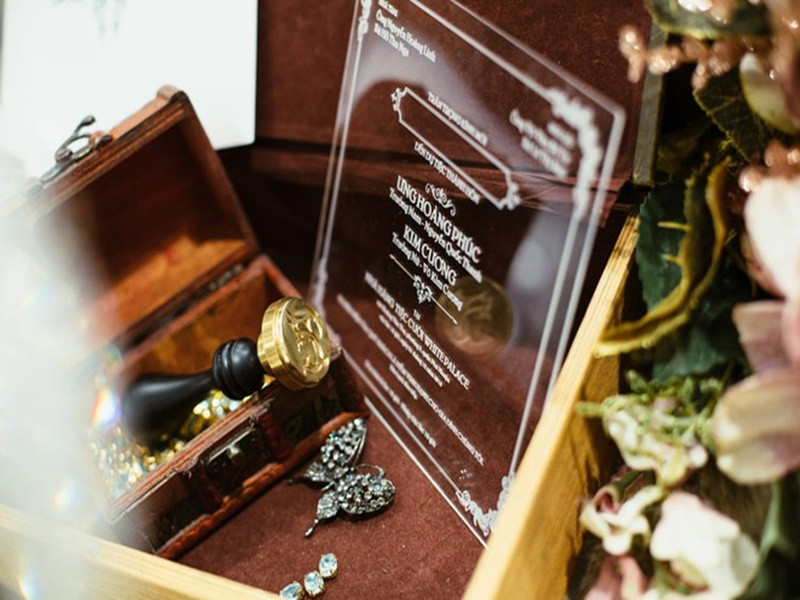 Thiệp cưới chính được in trên giấy nghệ thuật, có bìa ngoài là ảnh cưới của Ưng Hoàng Phúc – Kim Cương, bên trong là các thông tin về gia đình cô dâu, chú rể. Đi kèm theo đó là một tấm thiệp nhỏ về tiệc cưới được in trên chất liệu mica. Ảnh: Dân Việt