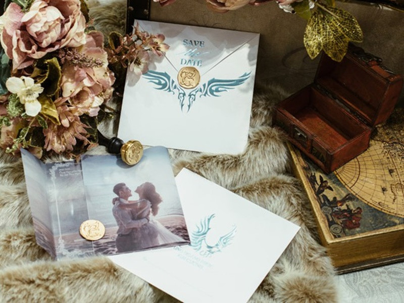 Ưng Hoàng Phúc và Kim Cương tự lên ý tưởng và đặt thiết kế riêng cho thiệp cưới. Ảnh: Dân Việt