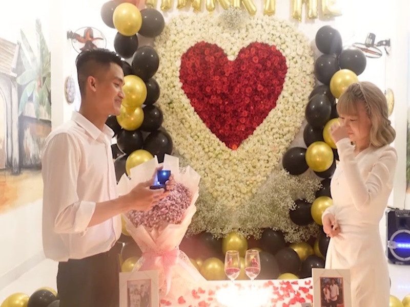 Thảo Vy liên tục bật khóc khi được Mạc Văn Khoa cầu hôn. Ảnh: Yan